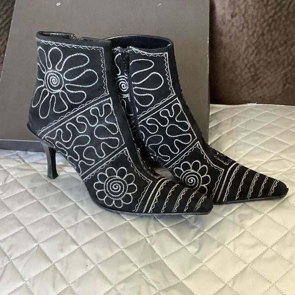 Via Spiga Black and White Embroidered suede Ankle Boots, Size 7.5 - Picture 4 of 15